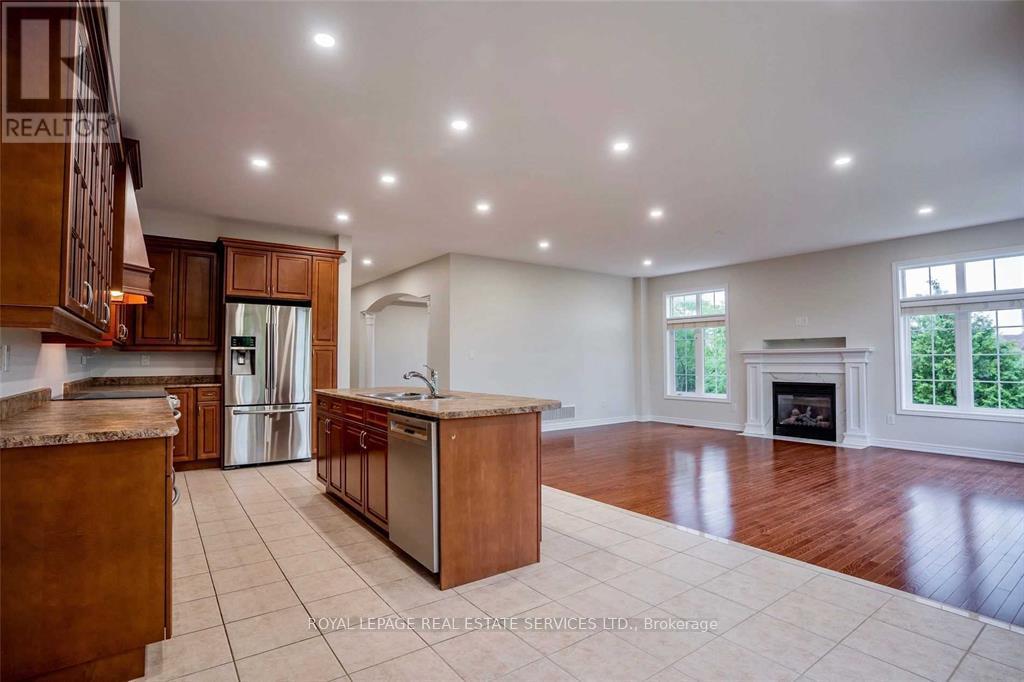 2420 Valleyridge Drive, Oakville, Ontario  L6M 5G7 - Photo 8 - W12183824
