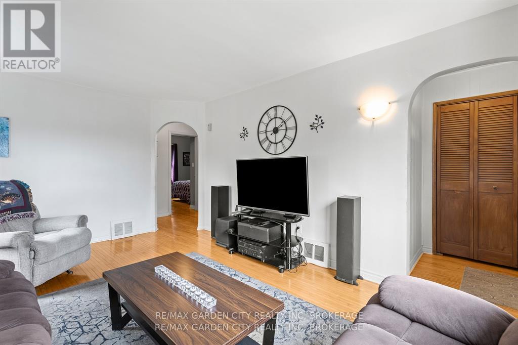 5209 Ontario Avenue, Niagara Falls (Downtown), Ontario  L2E 3R7 - Photo 4 - X12184268
