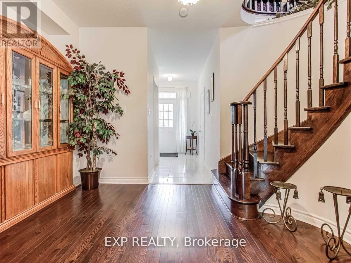 69 Collin Court, Richmond Hill (Jefferson), Ontario  L4E 0X7 - Photo 3 - N12187253