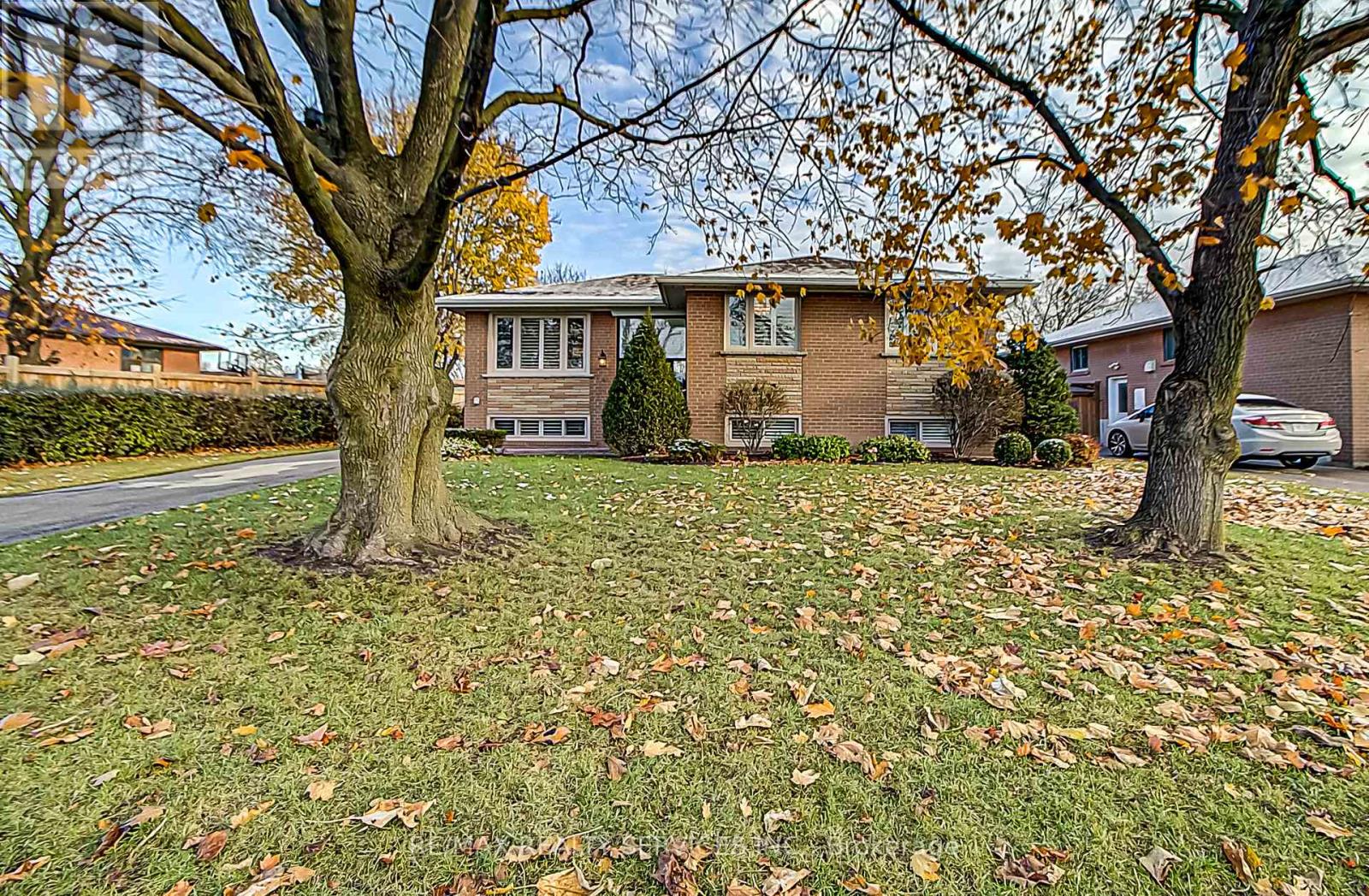 4 Ridgetop Avenue, Brampton (Northwood Park), Ontario  L6X 1Z7 - Photo 3 - W12187260