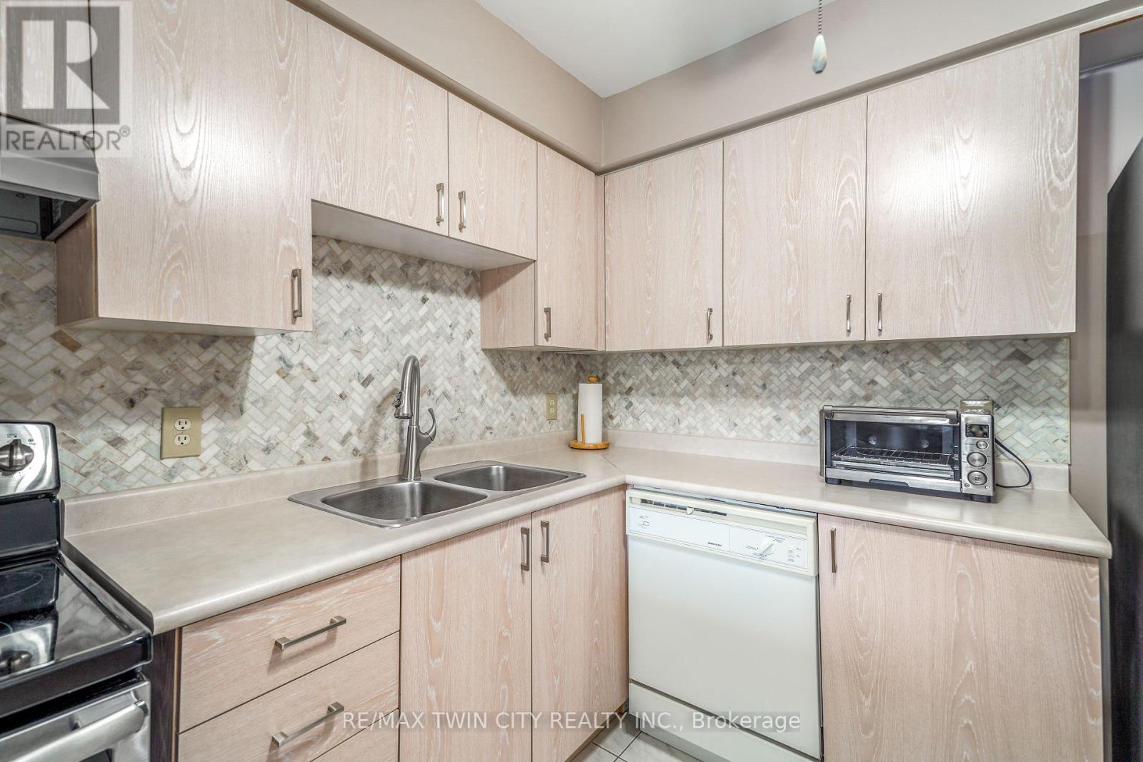 A - 4 Courtland Drive, Brantford, Ontario  N3R 7V8 - Photo 11 - X12181690