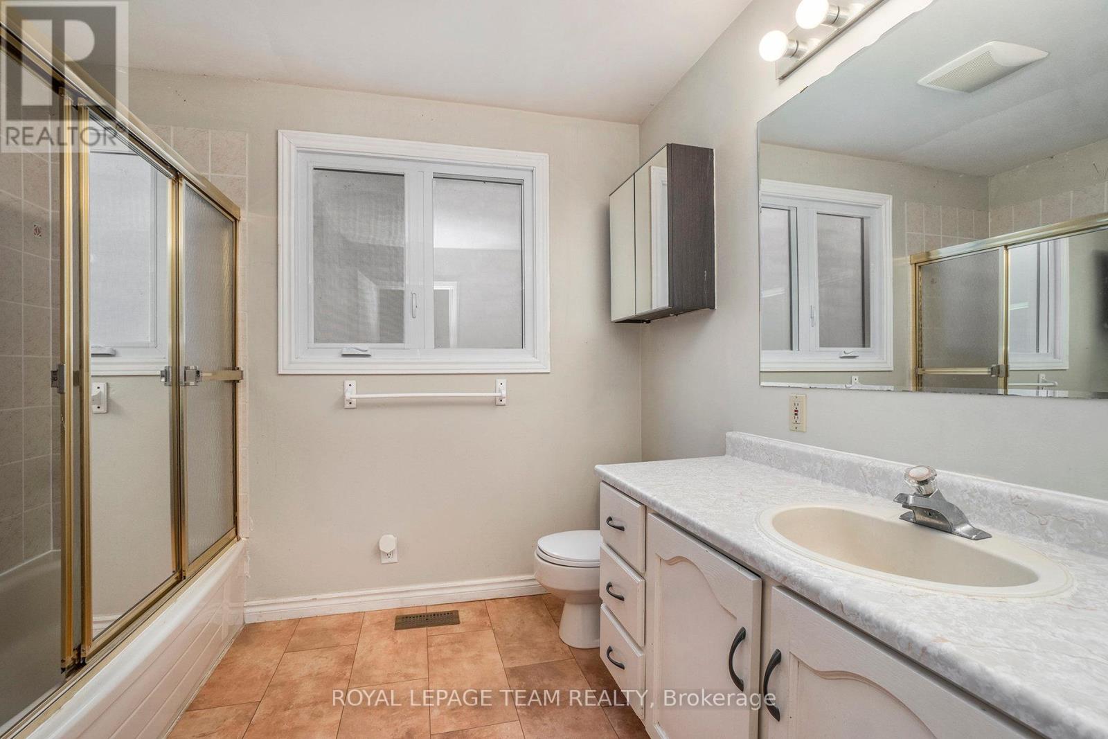 628 Hochelaga Street, Ottawa, Ontario  K1K 2E9 - Photo 7 - X12187349