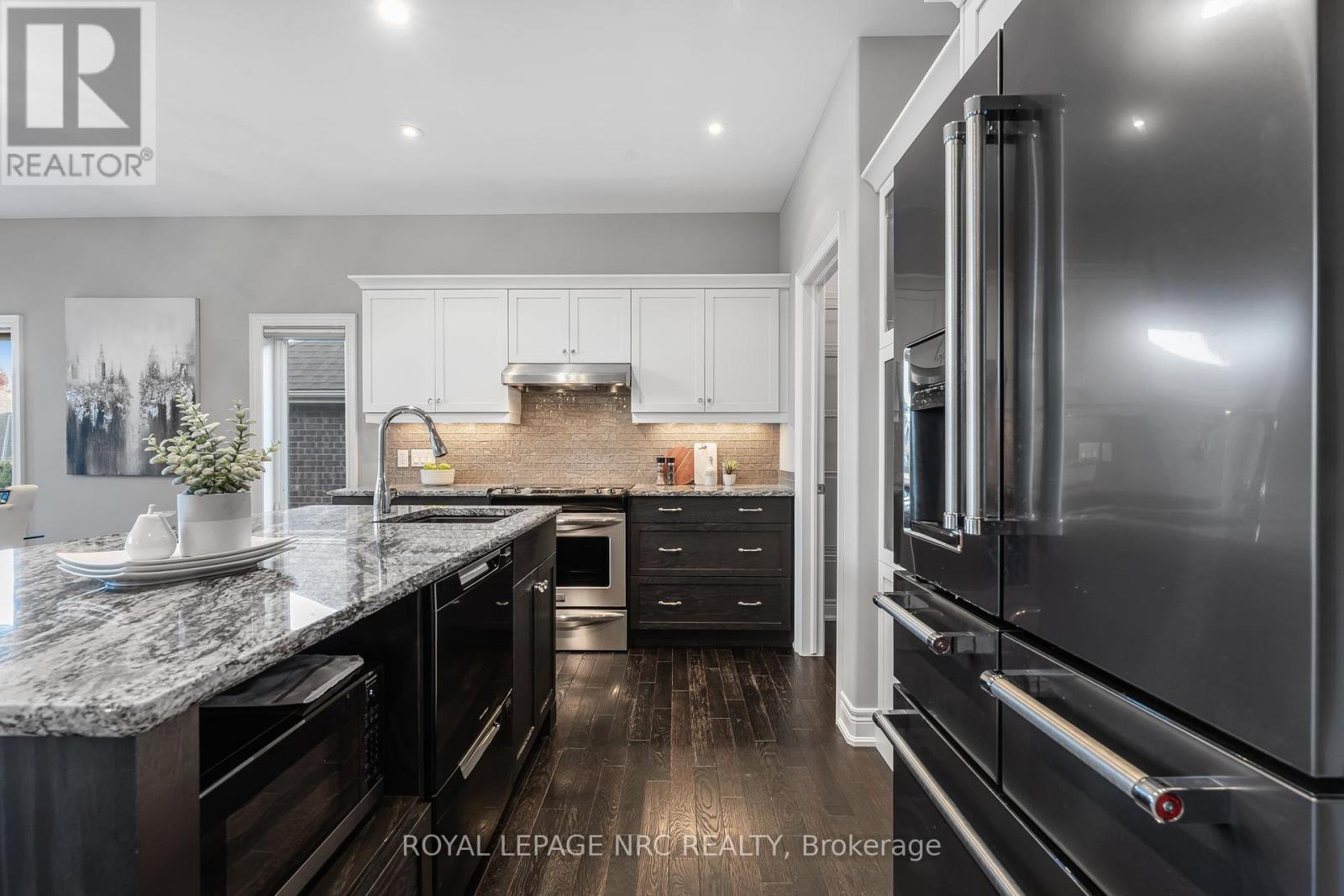 36 Hickory Avenue, Niagara-On-The-Lake, Ontario  L0S 1J1 - Photo 10 - X12187377