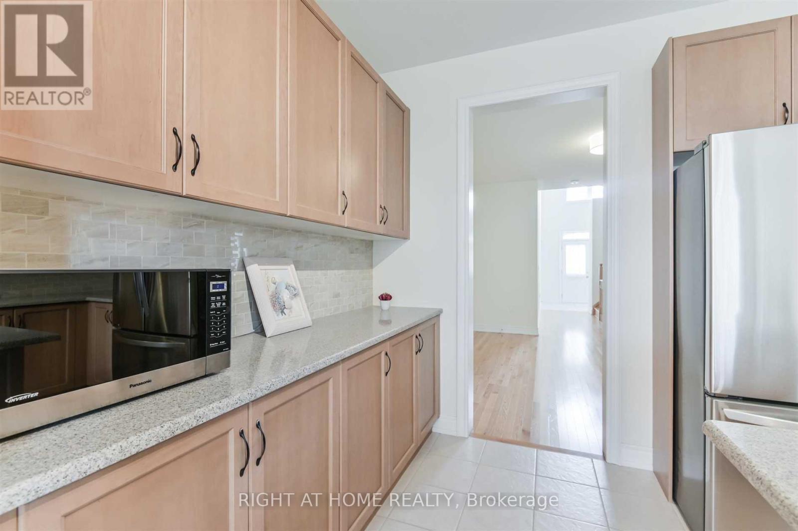 74 Manor Hampton Street, East Gwillimbury, Ontario  L9N 0P9 - Photo 11 - N12187375