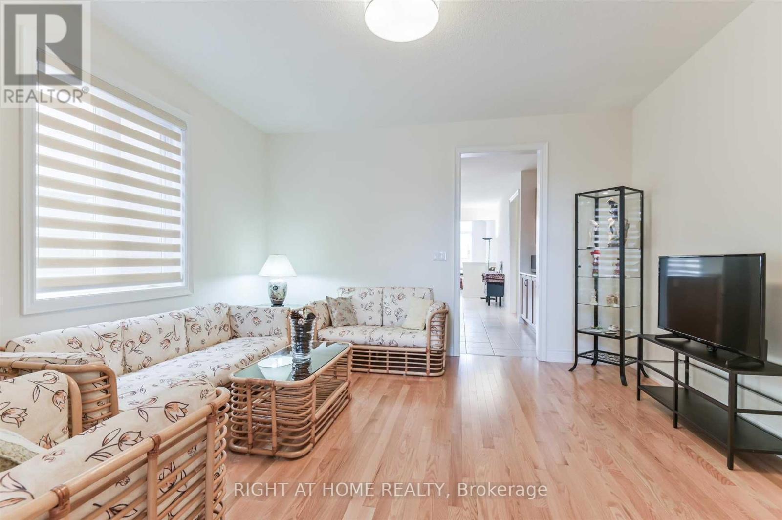74 Manor Hampton Street, East Gwillimbury, Ontario  L9N 0P9 - Photo 5 - N12187375