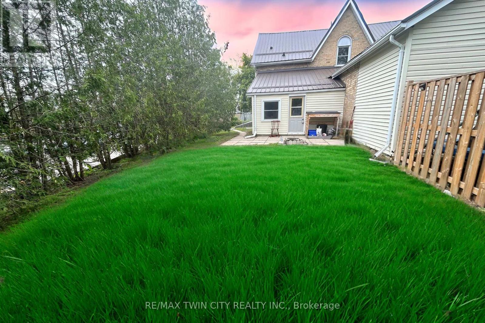 33 Bute Street, North Dumfries, Ontario  N0B 1E0 - Photo 2 - X12187376