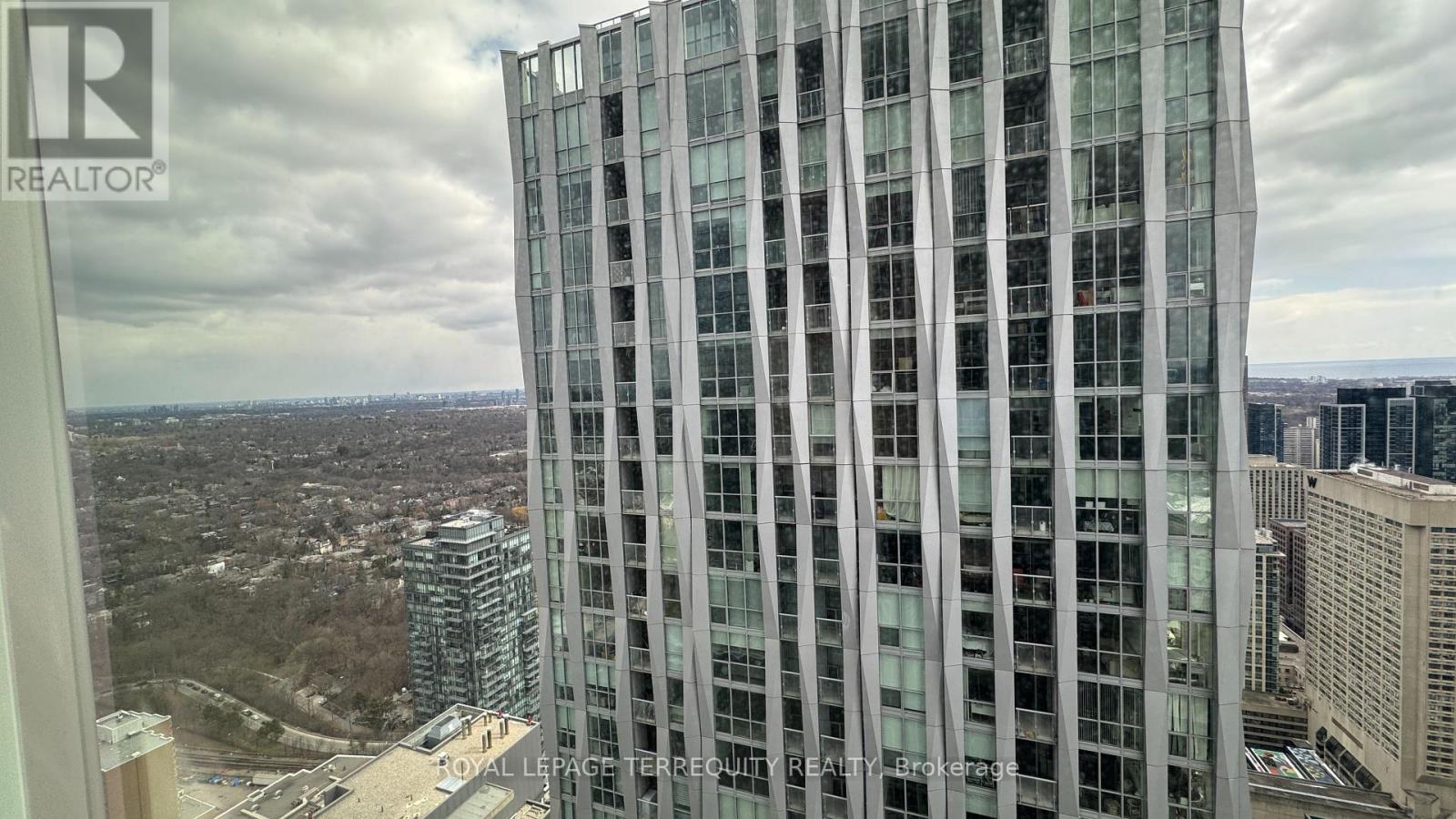 4906 - 11 Yorkville Avenue, Toronto, Ontario  M4W 0B7 - Photo 4 - C12187405
