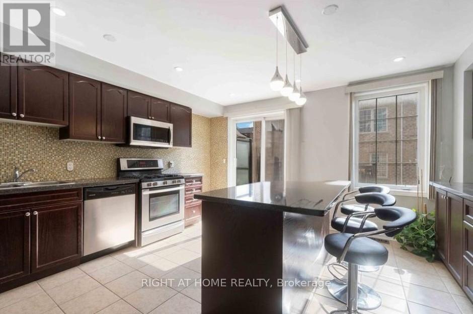 28 Strangford Lane, Toronto (Clairlea-Birchmount), Ontario  M1L 0E4 - Photo 17 - E12187396