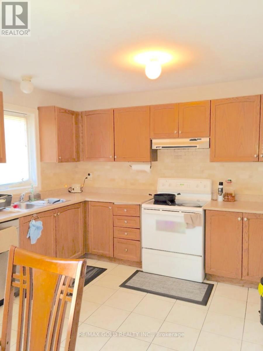 431 Krotone Crescent, Mississauga, Ontario  L5W 1T8 - Photo 4 - W12139330
