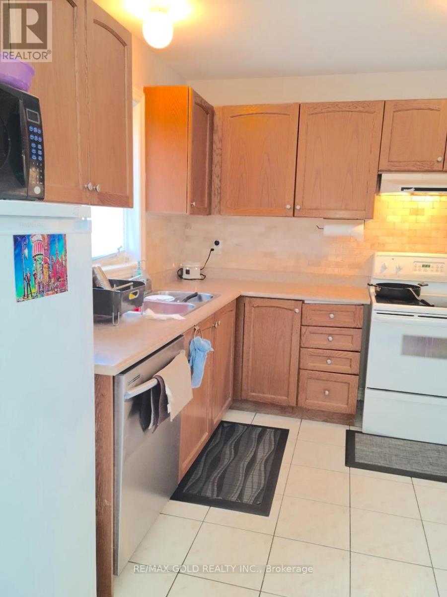 431 Krotone Crescent, Mississauga, Ontario  L5W 1T8 - Photo 5 - W12139330