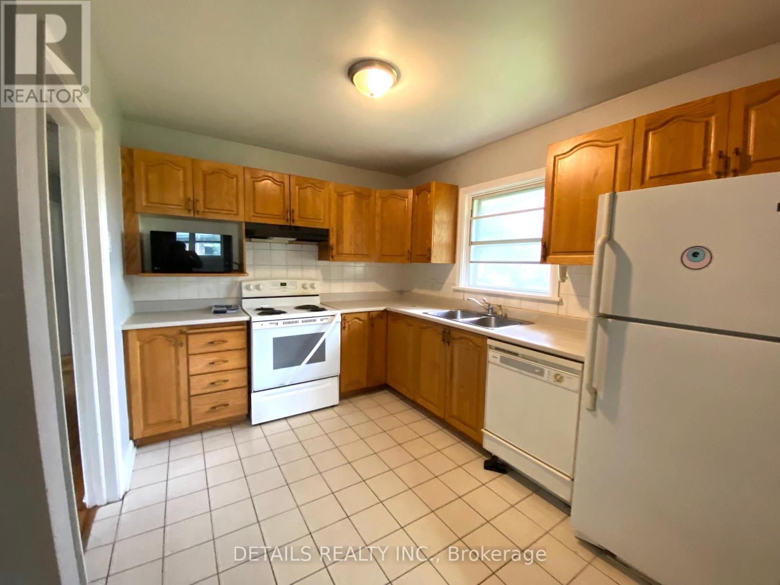 18 Oakwood Avenue, Ottawa, Ontario  K2E 6A5 - Photo 2 - X12187430