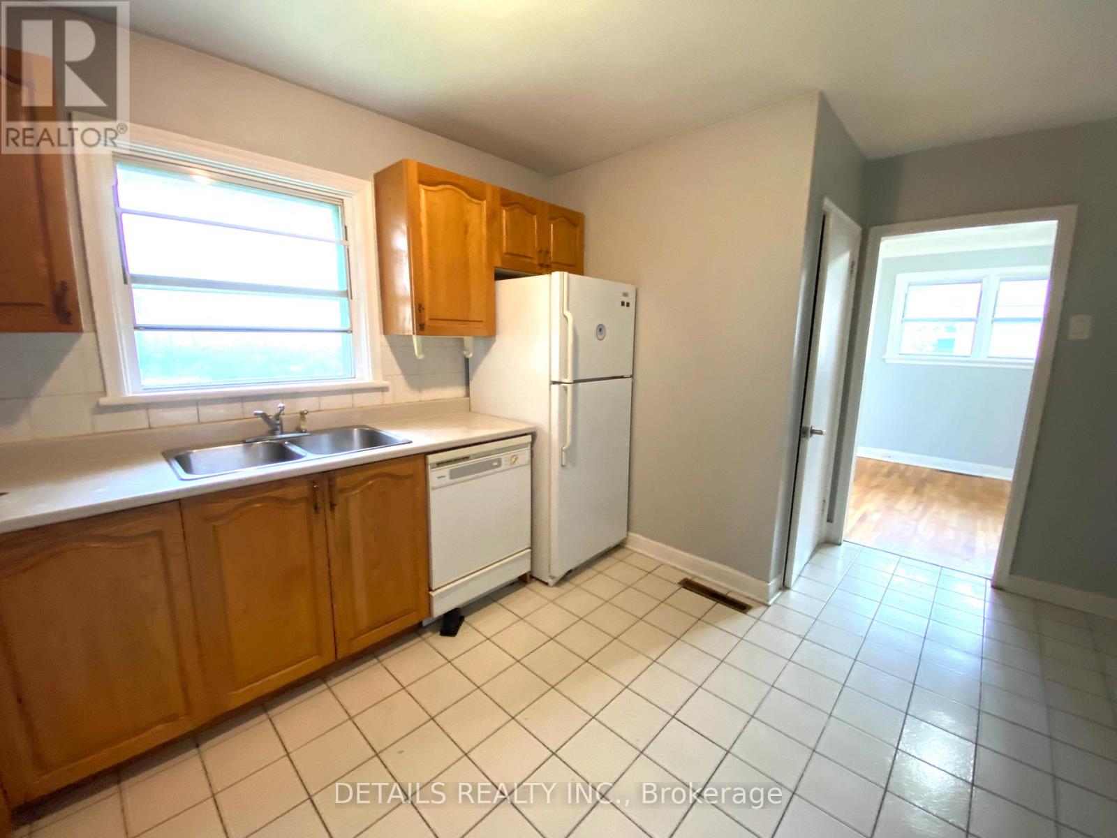 18 Oakwood Avenue, Ottawa, Ontario  K2E 6A5 - Photo 3 - X12187430