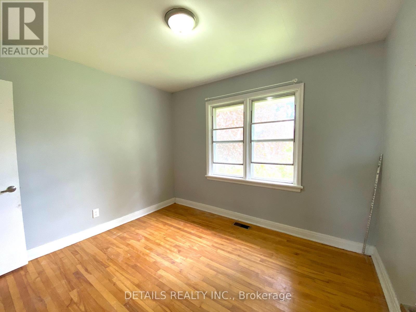 18 Oakwood Avenue, Ottawa, Ontario  K2E 6A5 - Photo 7 - X12187430