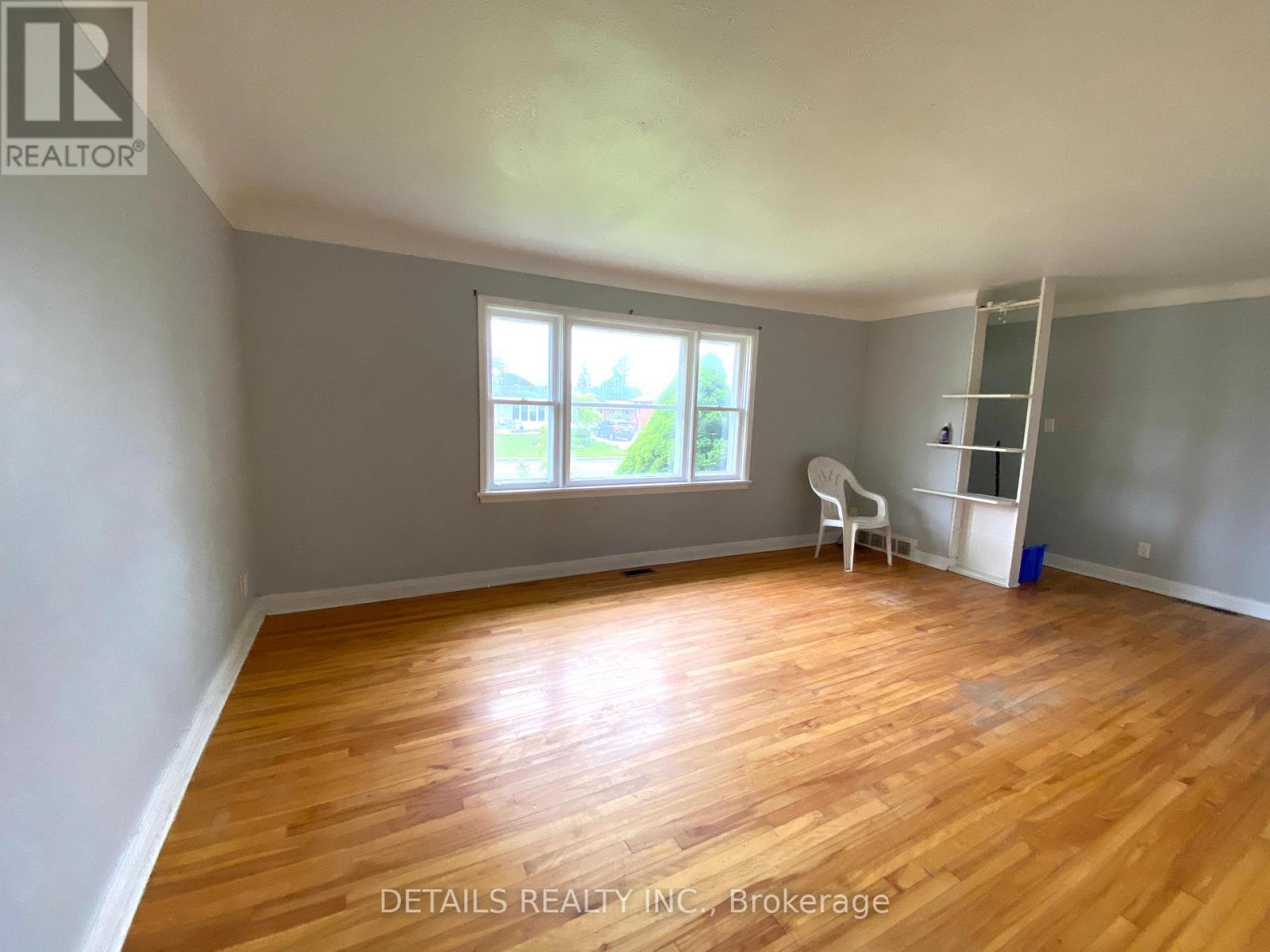 18 Oakwood Avenue, Ottawa, Ontario  K2E 6A5 - Photo 8 - X12187430