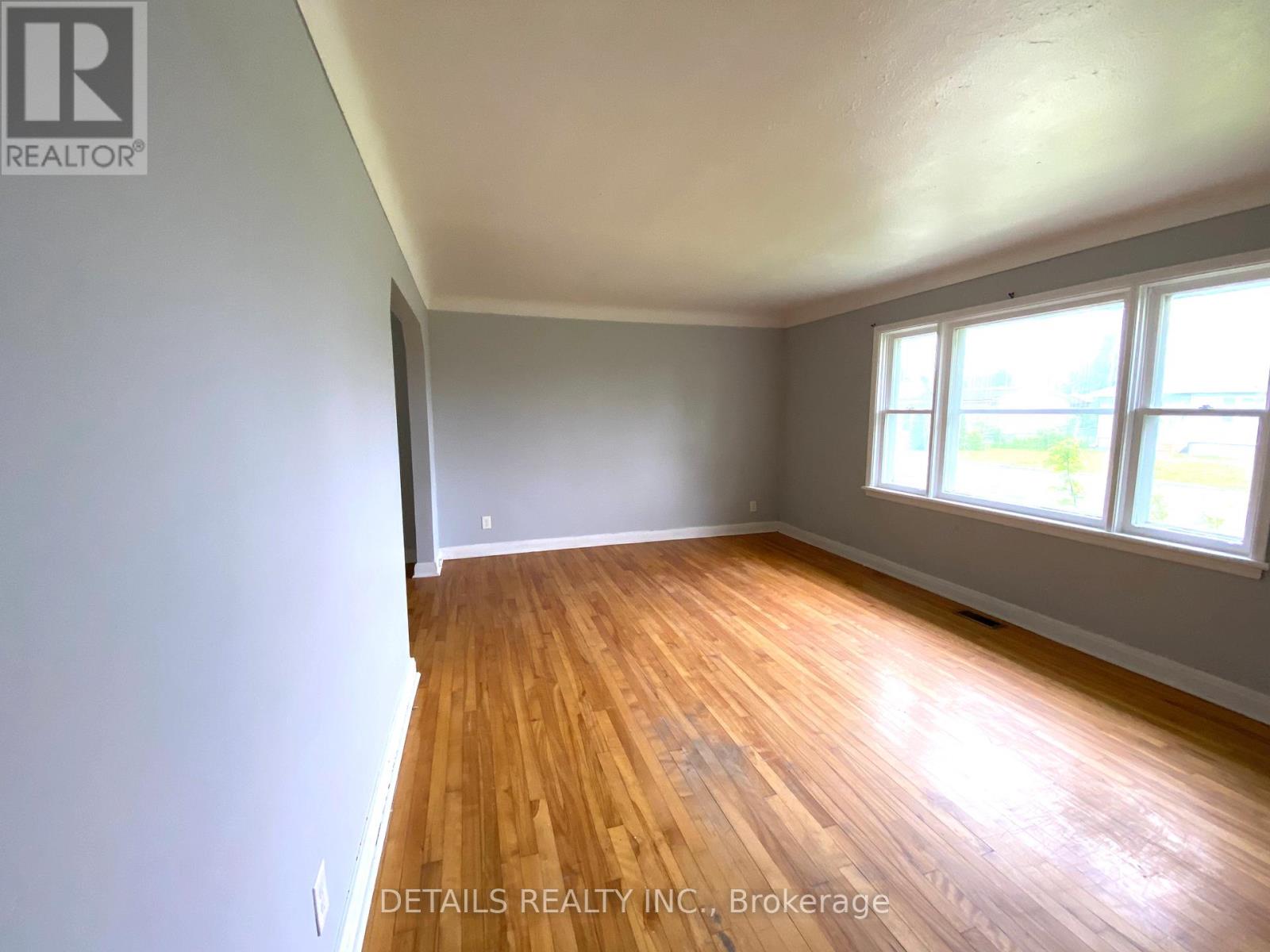 18 Oakwood Avenue, Ottawa, Ontario  K2E 6A5 - Photo 9 - X12187430