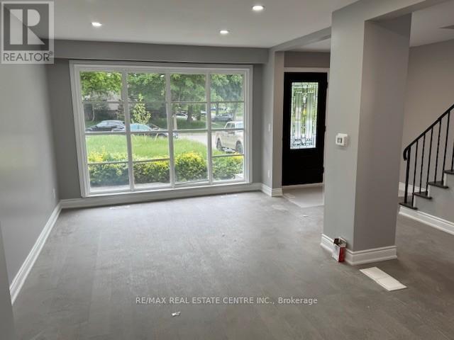 136 Osborne Crescent, Oakville (Cp College Park), Ontario  L6H 1G1 - Photo 2 - W12186882