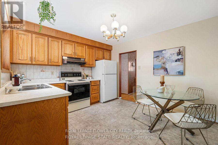 5 Bromley Crescent, Brampton, Ontario  L6T 1Z2 - Photo 8 - W12187413