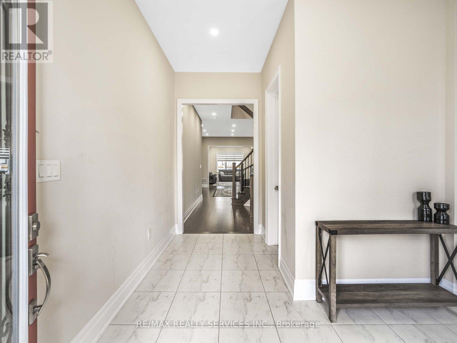37 Lyle Way, Brampton (Credit Valley), Ontario  L6X 5P9 - Photo 4 - W12187439