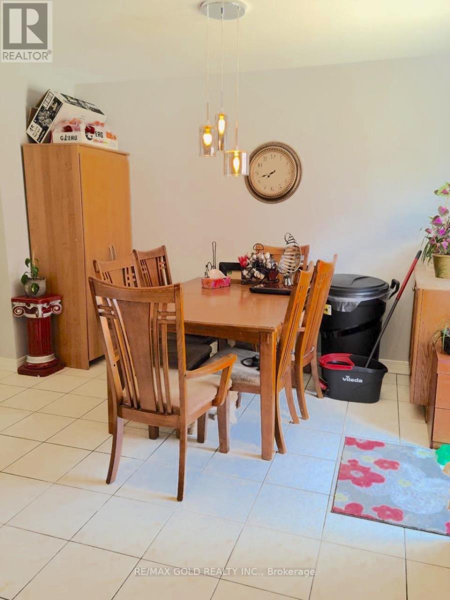 431 Krotone Crescent, Mississauga, Ontario  L5W 1T8 - Photo 6 - W12139330