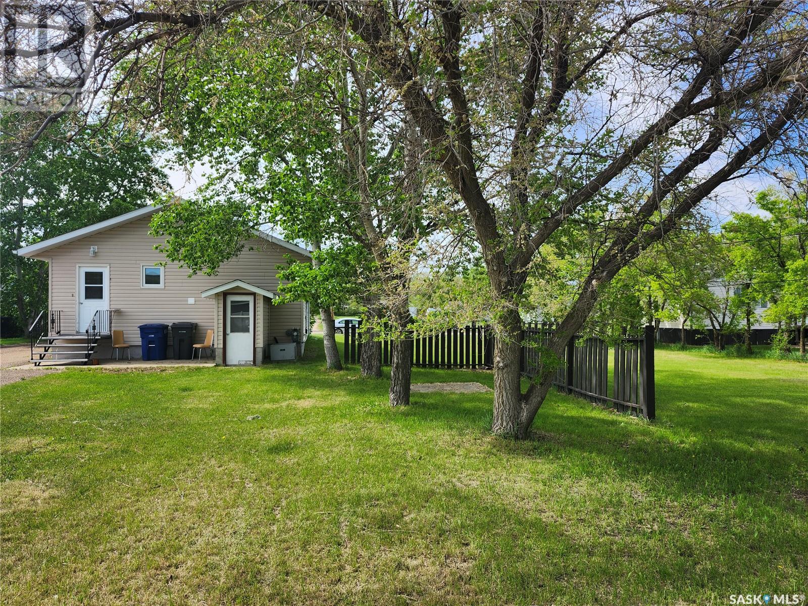 16 H Avenue, Willow Bunch, Saskatchewan  S0H 0K0 - Photo 2 - SK007875