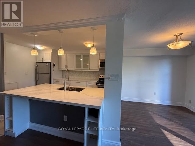 310 - 3120 Kirwin Avenue, Mississauga (Cooksville), Ontario  L5A 3R2 - Photo 6 - W12186079