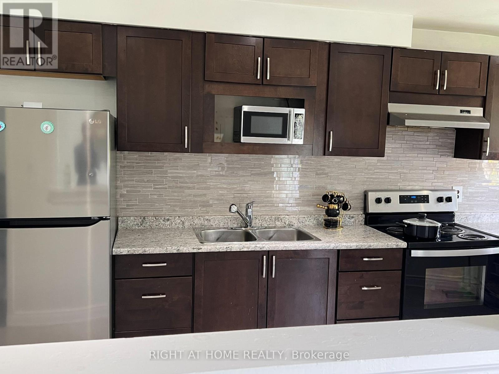 141 - 3040 Constitution Boulevard, Mississauga, Ontario  L4Y 3X7 - Photo 4 - W12186653