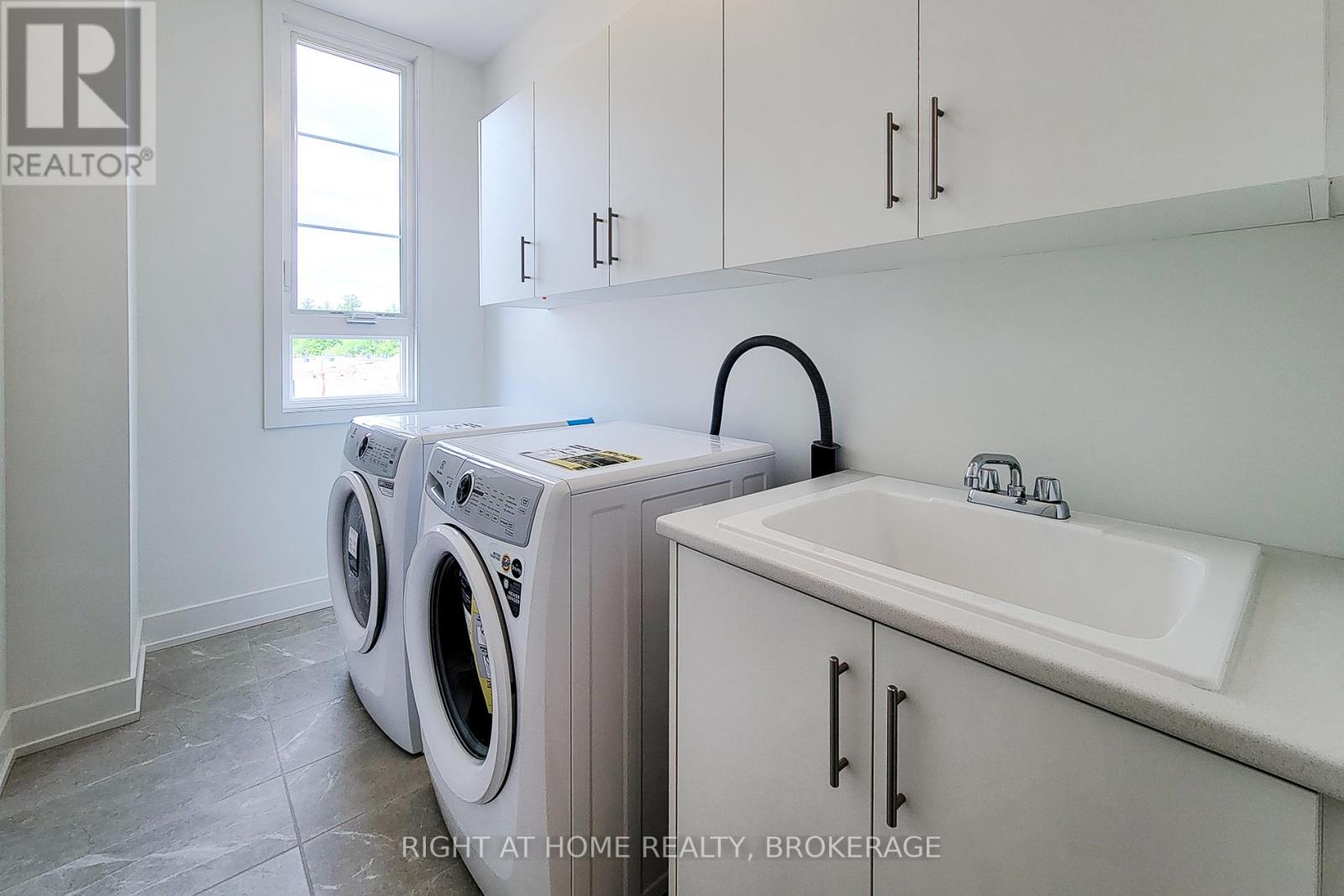 1131 Wheat Boom Drive S, Oakville, Ontario  L6H 8B9 - Photo 9 - W12187538