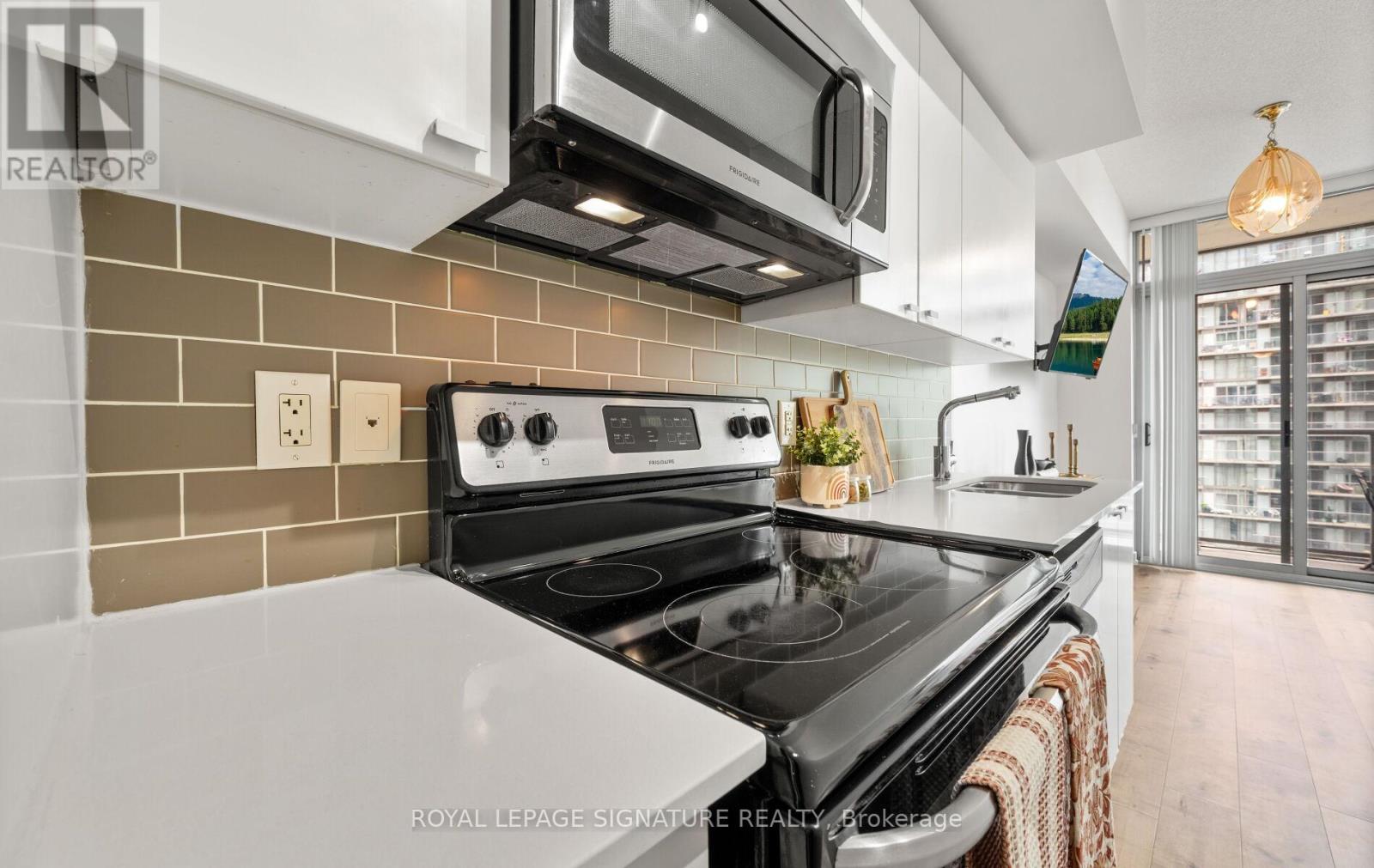 1813 - 105 The Queensway, Toronto, Ontario  M6S 5B5 - Photo 10 - W12187542