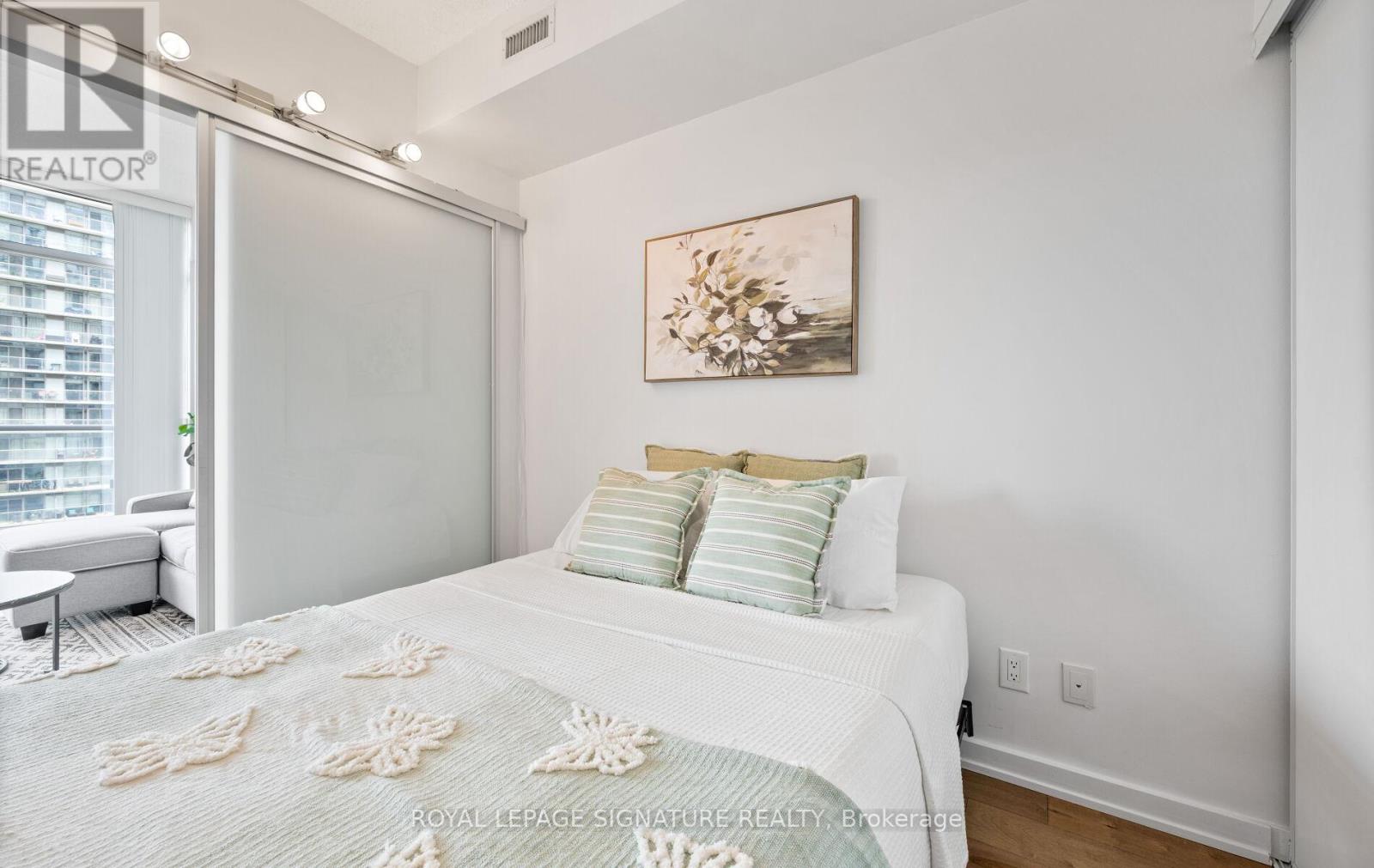 1813 - 105 The Queensway, Toronto, Ontario  M6S 5B5 - Photo 11 - W12187542