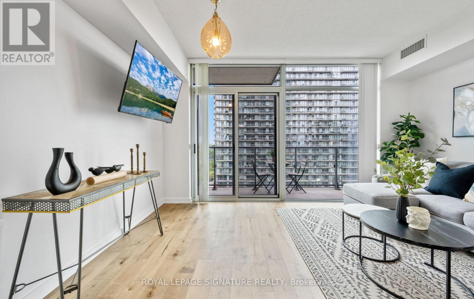 1813 - 105 The Queensway, Toronto, Ontario  M6S 5B5 - Photo 4 - W12187542