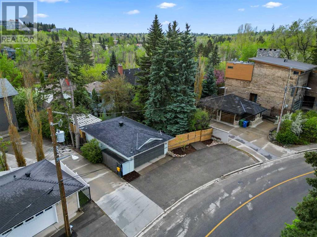 Property at 603 Hillcrest Avenue SW image 3