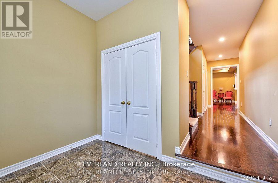 12 Ferretti Street, Vaughan (Patterson), Ontario  L6A 0H7 - Photo 5 - N12187568