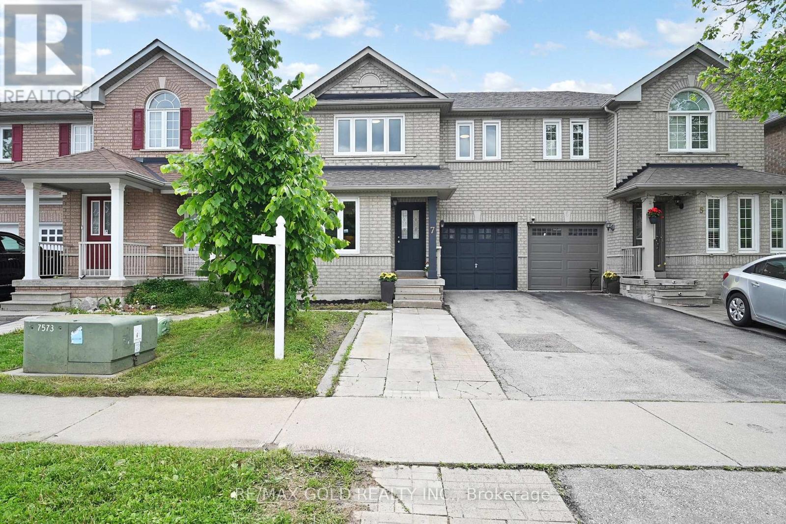 7 Anglers Catch Lane, Brampton, Ontario  L6R 2A5 - Photo 2 - W12187585
