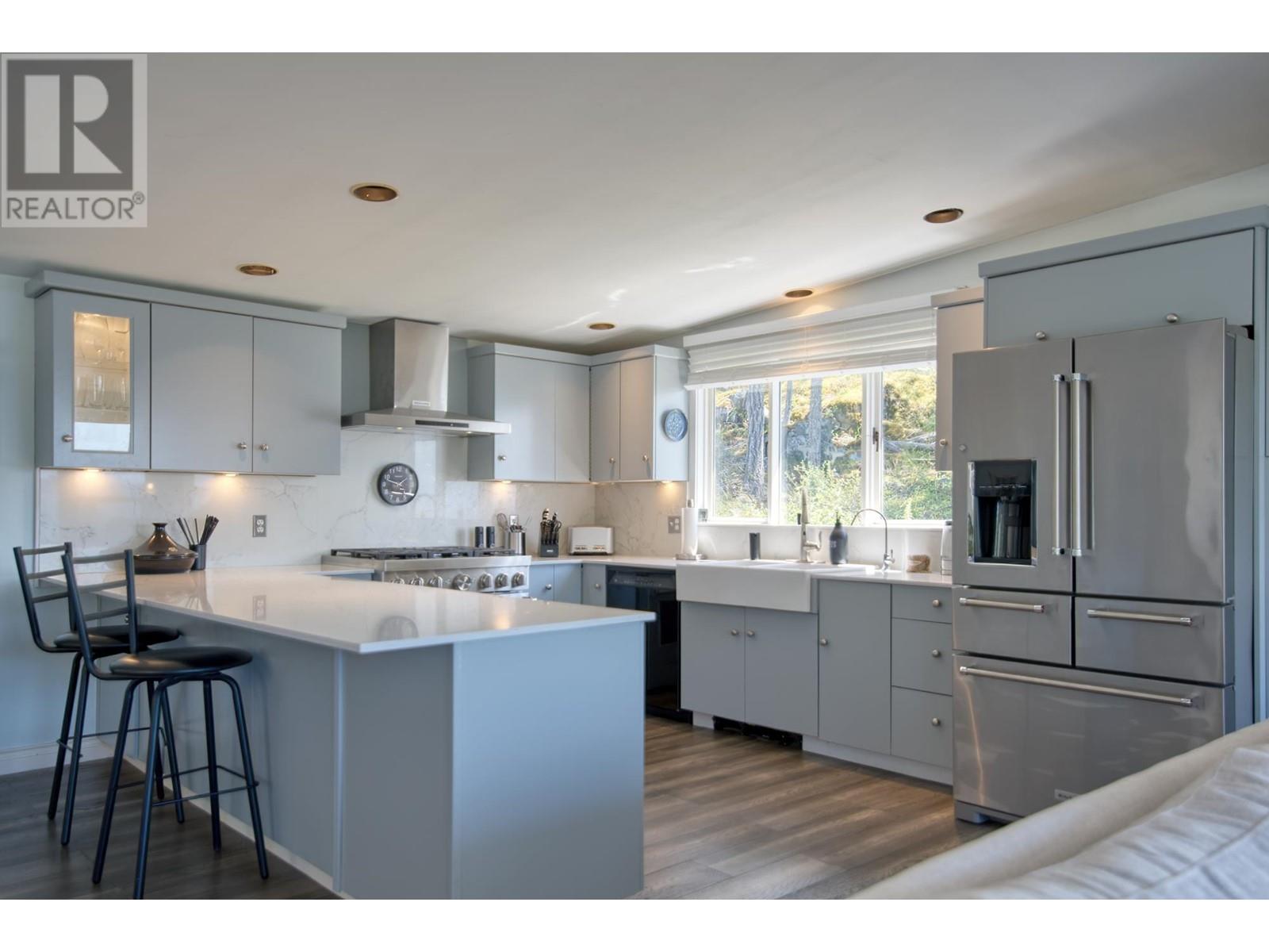 10991- 10993 Sunshine Coast Highway, Halfmoon Bay, British Columbia  V7Z 1B8 - Photo 13 - R3003697