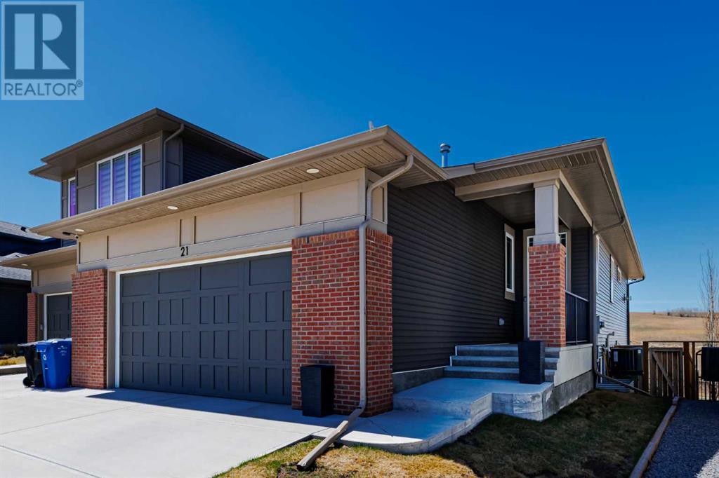 Property at 21 Crestridge Bay SW image 2