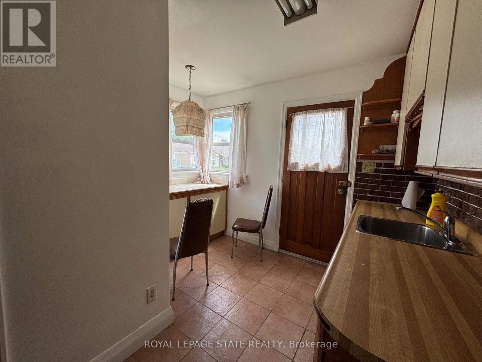 521 Mary Street, Hamilton, Ontario  L8L 4X6 - Photo 5 - X12172828