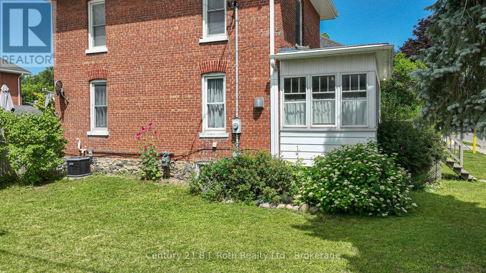 33 Sussex Street S, Kawartha Lakes, Ontario  K9V 3E7 - Photo 3 - X12187694