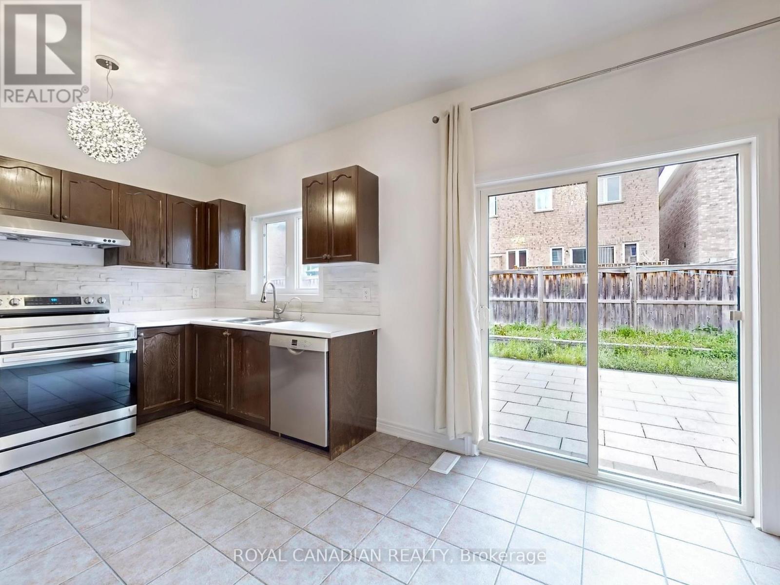 38 Hammersly Boulevard, Markham, Ontario  L6E 0H6 - Photo 11 - N12187727