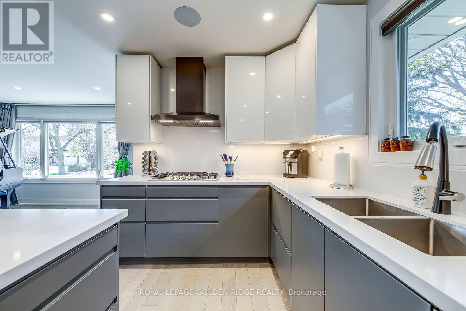 2220 Elmhurst Avenue, Oakville, Ontario  L6J 5G7 - Photo 8 - W12187699