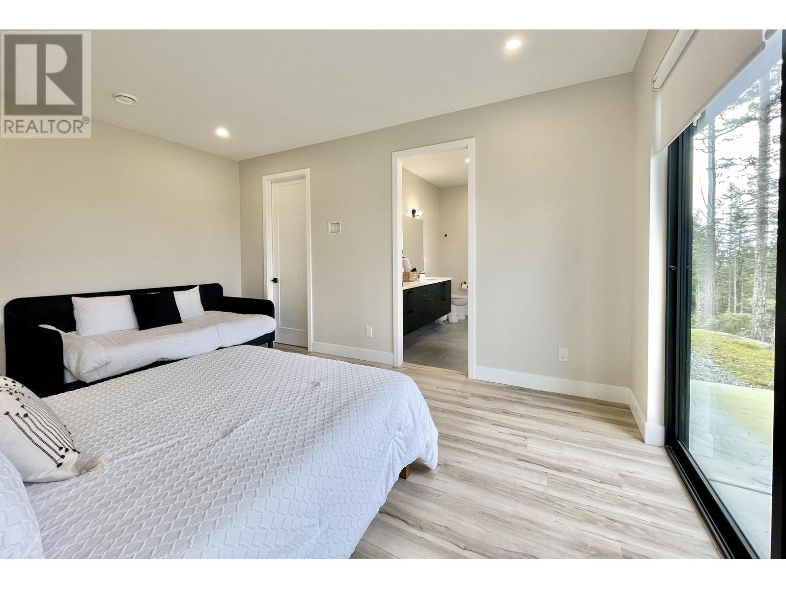 11122 Sunshine Coast Highway, Halfmoon Bay, British Columbia  V7Z 1B9 - Photo 14 - R3009518