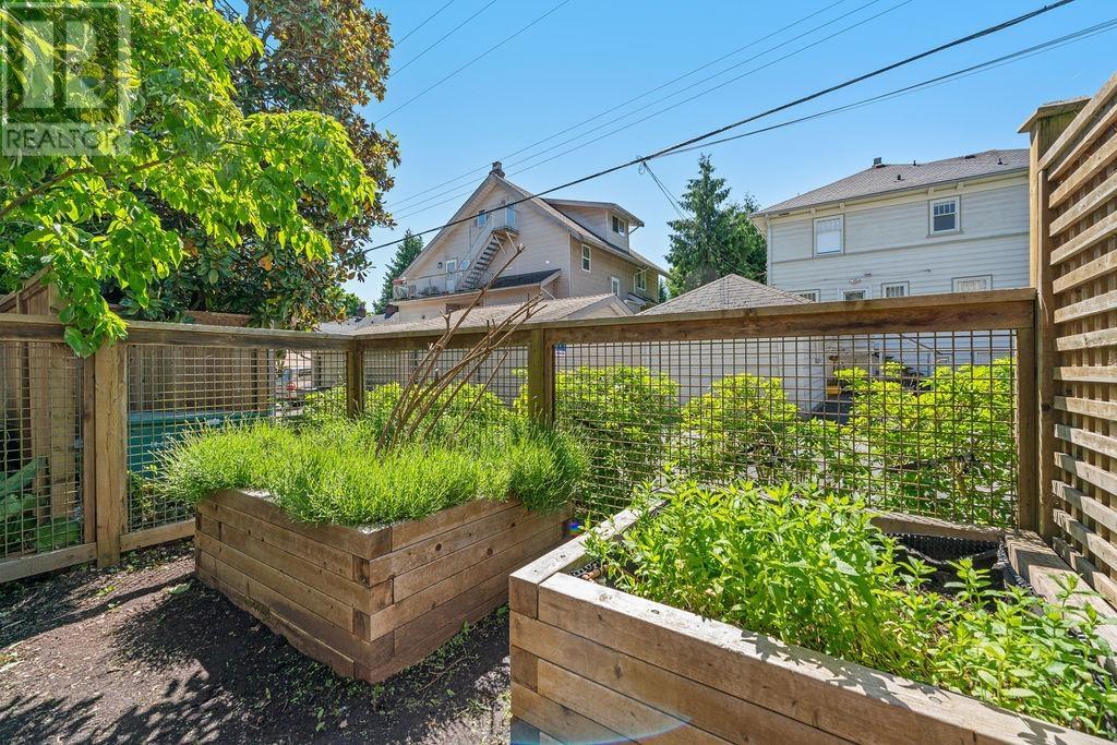 Listing Picture 34 of 38 : 1110 W 15TH AVENUE, Vancouver / 溫哥華 - 魯藝地產 Yvonne Lu Group - MLS Medallion Club Member