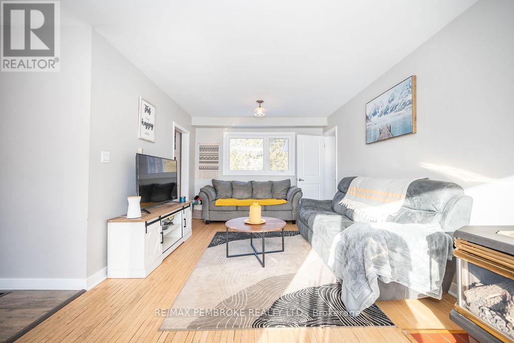 13 Highland Crescent, Deep River, Ontario  K0J 1P0 - Photo 10 - X12187792