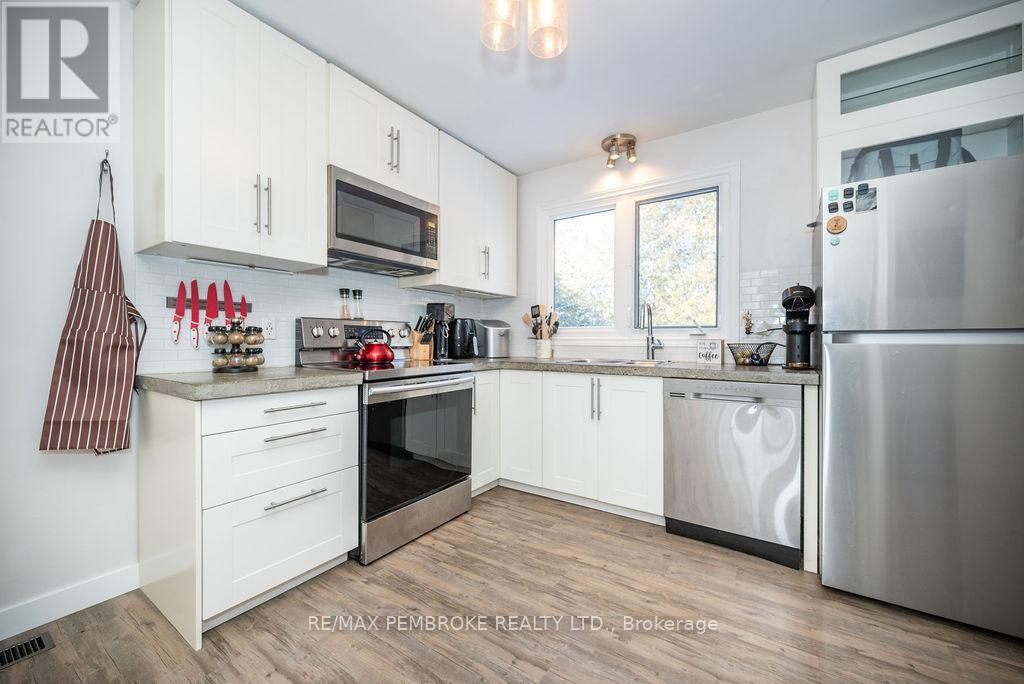13 Highland Crescent, Deep River, Ontario  K0J 1P0 - Photo 3 - X12187792