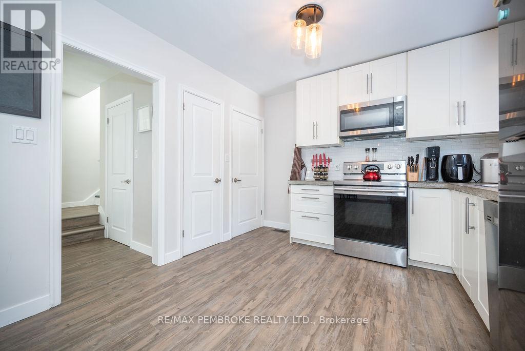 13 Highland Crescent, Deep River, Ontario  K0J 1P0 - Photo 4 - X12187792