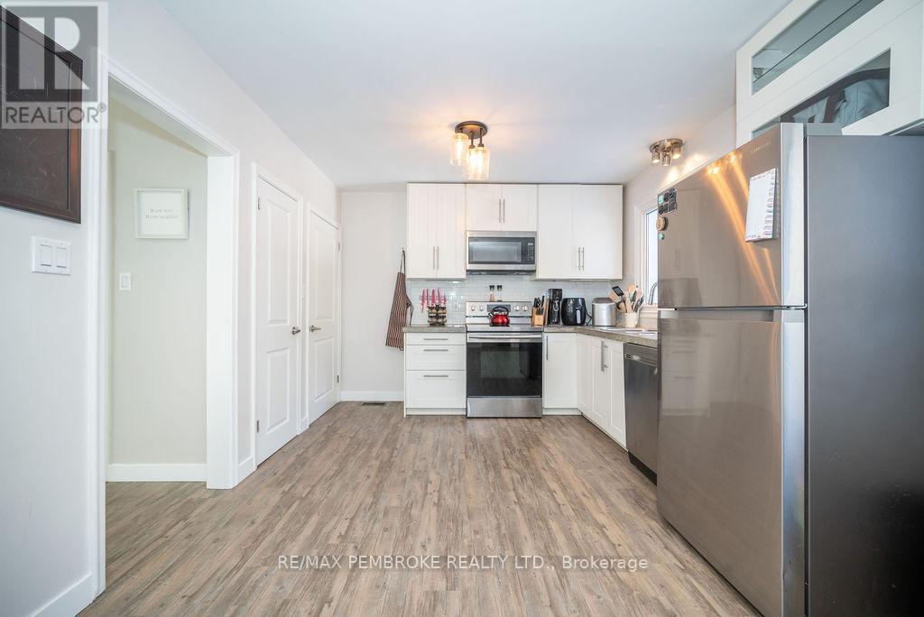 13 Highland Crescent, Deep River, Ontario  K0J 1P0 - Photo 5 - X12187792