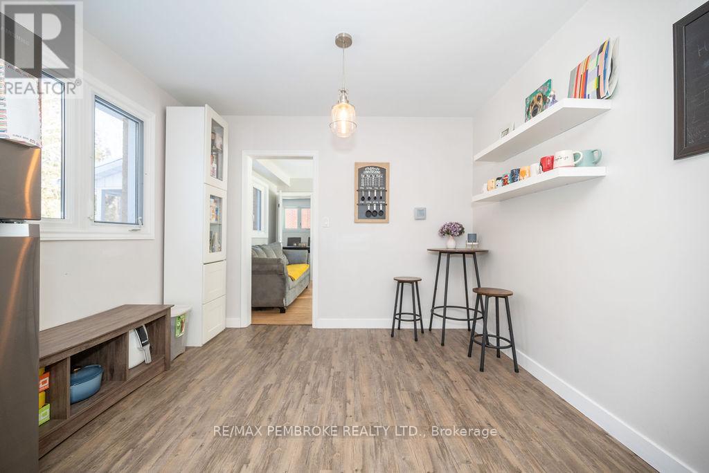 13 Highland Crescent, Deep River, Ontario  K0J 1P0 - Photo 7 - X12187792