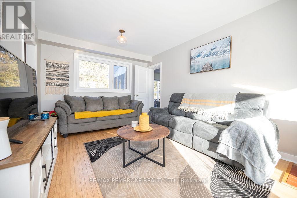 13 Highland Crescent, Deep River, Ontario  K0J 1P0 - Photo 9 - X12187792