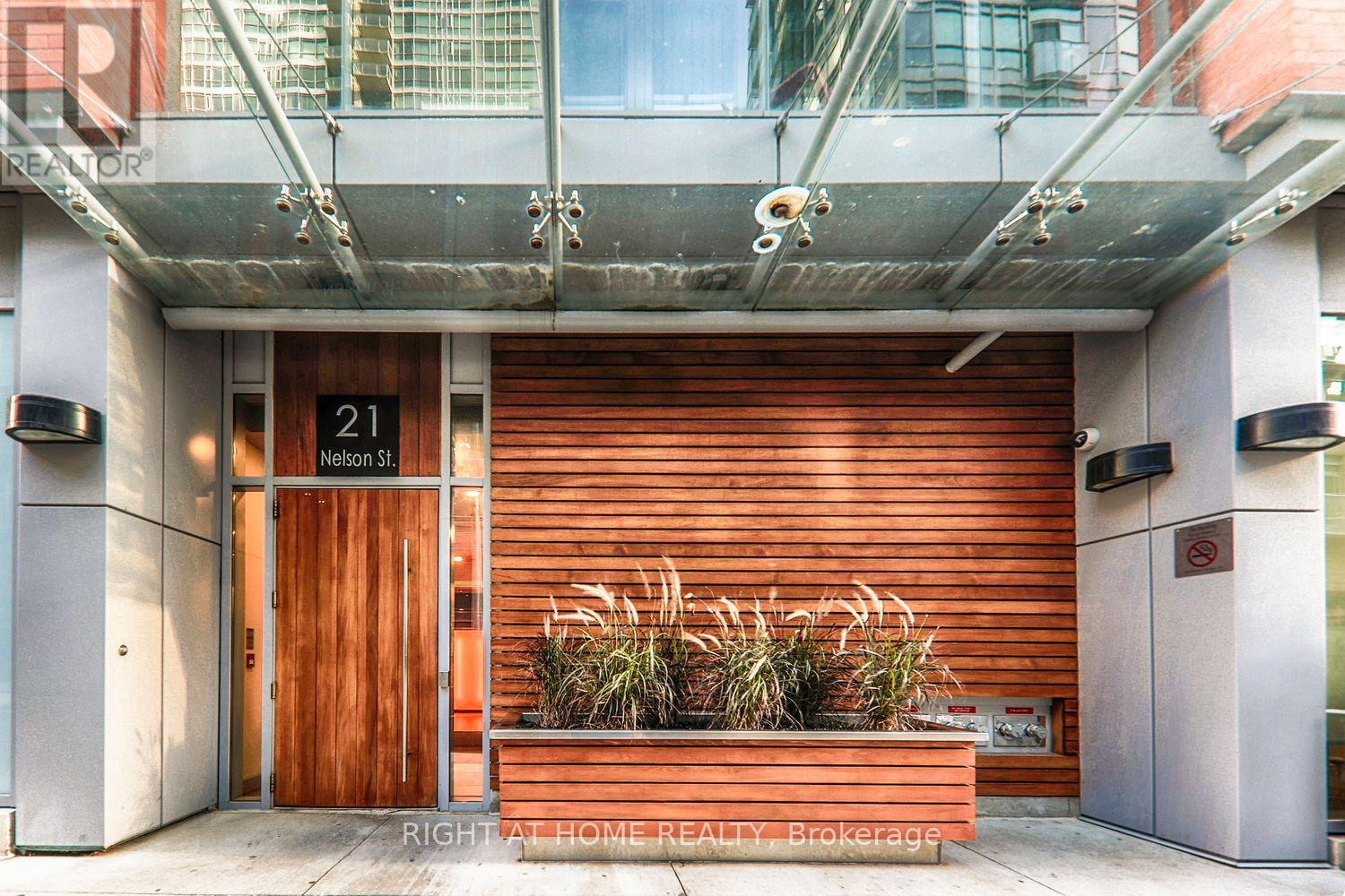 524 - 21 NELSON STREET, Toronto, Ontario