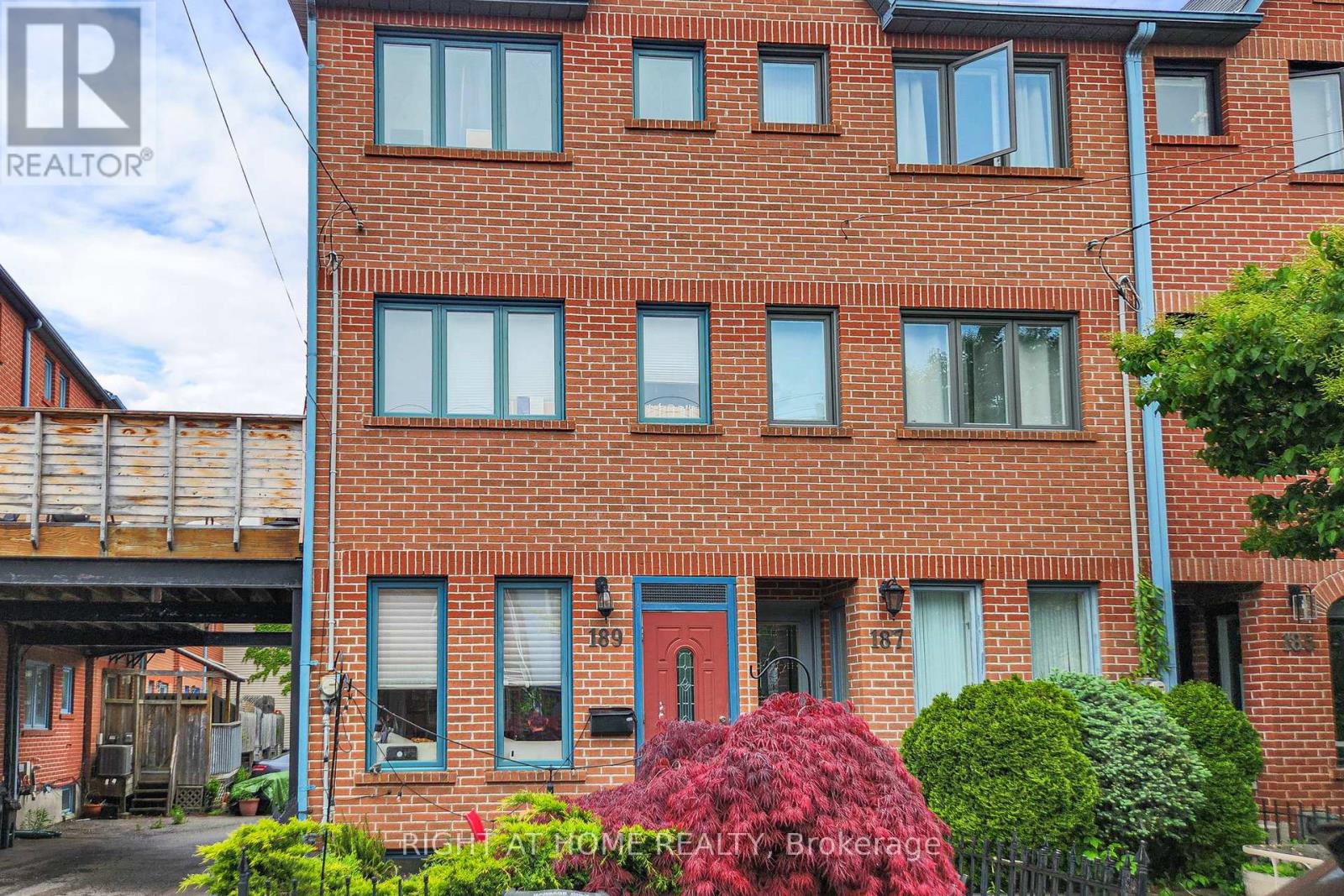 189 LIPPINCOTT STREET, Toronto, Ontario