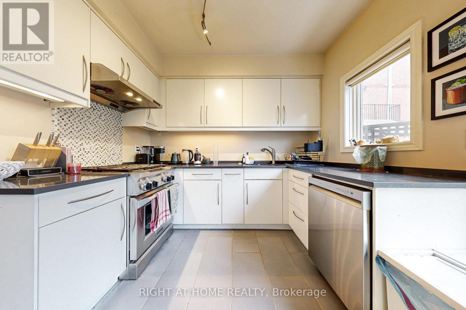 189 Lippincott Street, Toronto, Ontario  M5S 2P3 - Photo 8 - C12187866